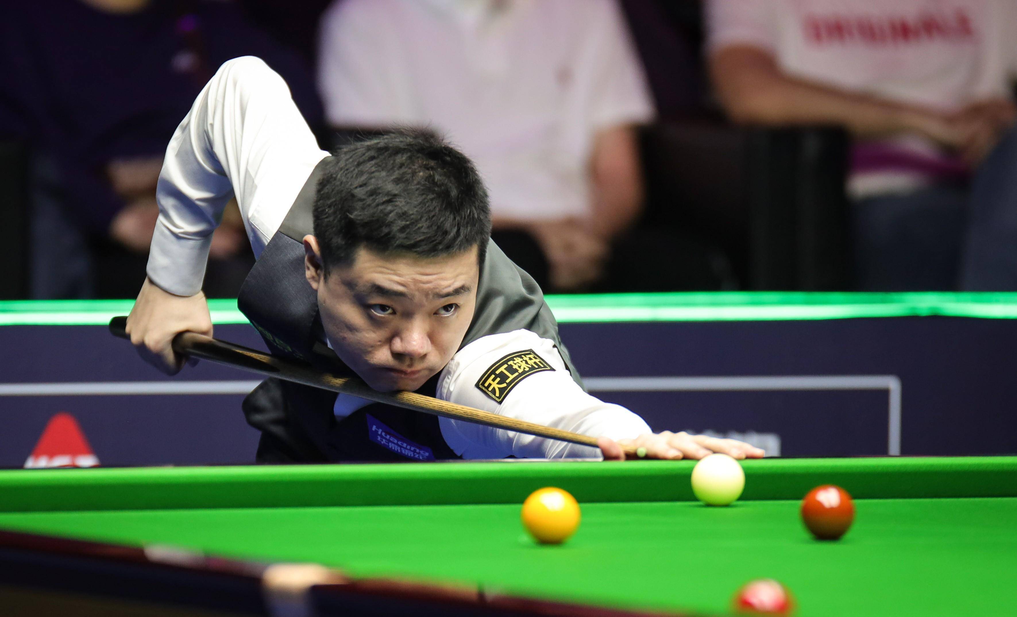 随着这两名 随着这两名